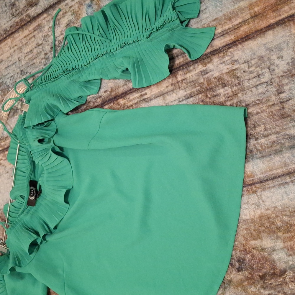 Vibrant Green Ruffled Cold Shoulder Blouse. NWOT Size SMALL - Picture 9 of 9